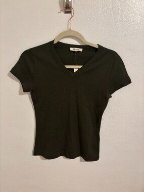 NWT Madewell high v neck tee in army green